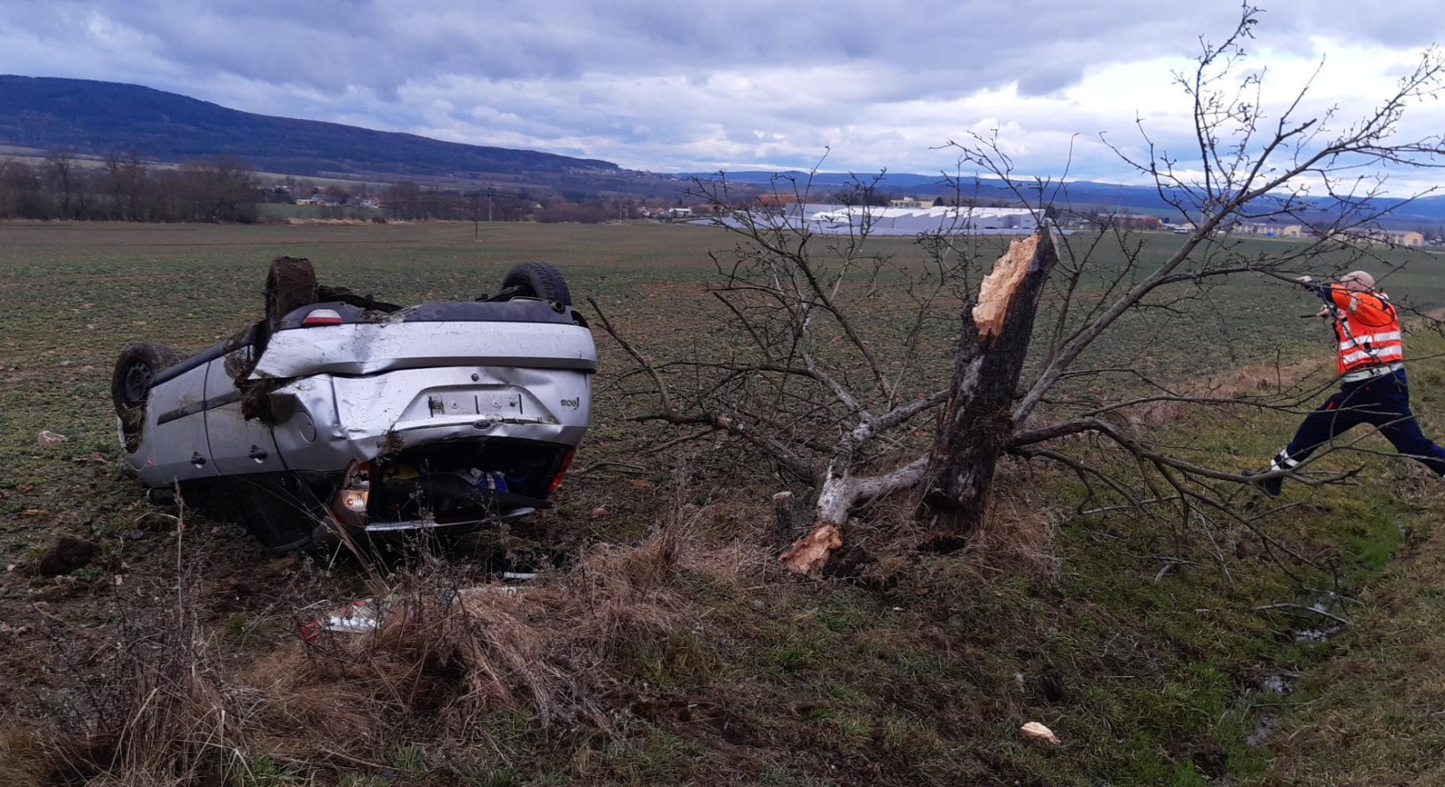 028-Havárie osobního automobilu u Hostomic v okrese Beroun.jpg