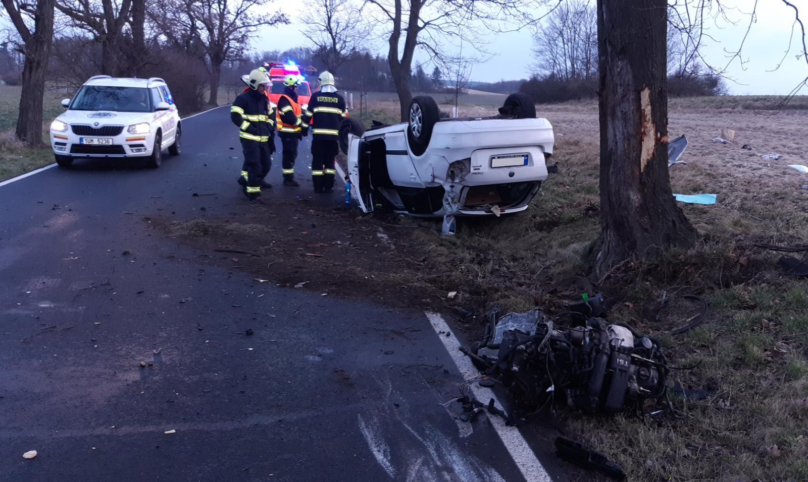 037-Havárie osobního automobilu nedaleko Malé Hraštice na Příbramsku.jpg