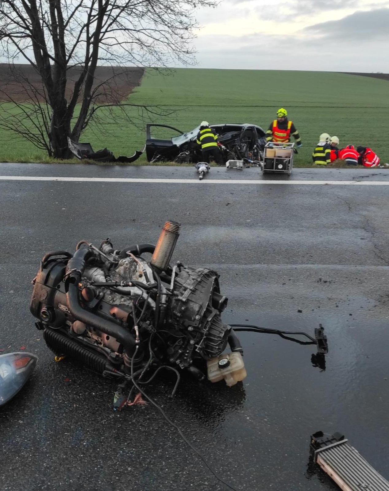 048-Likvidace následů tragického střetu dvou osobních aut na kolínské silnici na úrovni Velimi.jpg