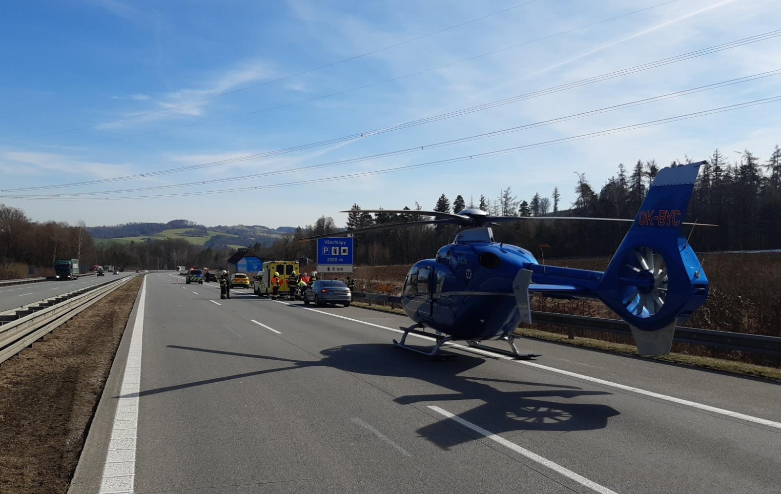 050-Vrtulník u nehody motocyklisty na dálnici D1 za křižovatkou Šternov ve směru do Brna.jpg