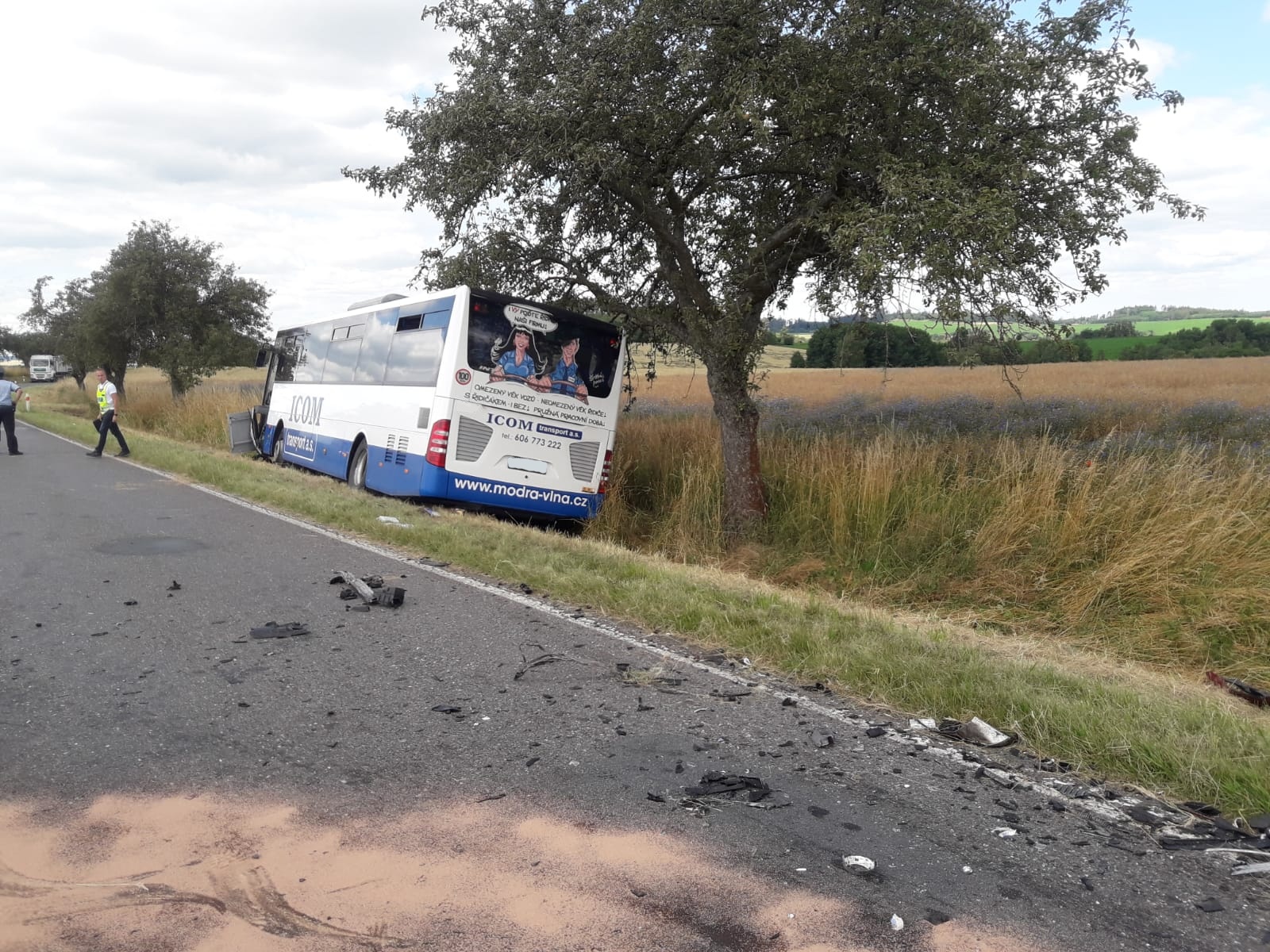 051 - čelní střet osobního automobilu a autobusu na Benešovsku červenec.jpg