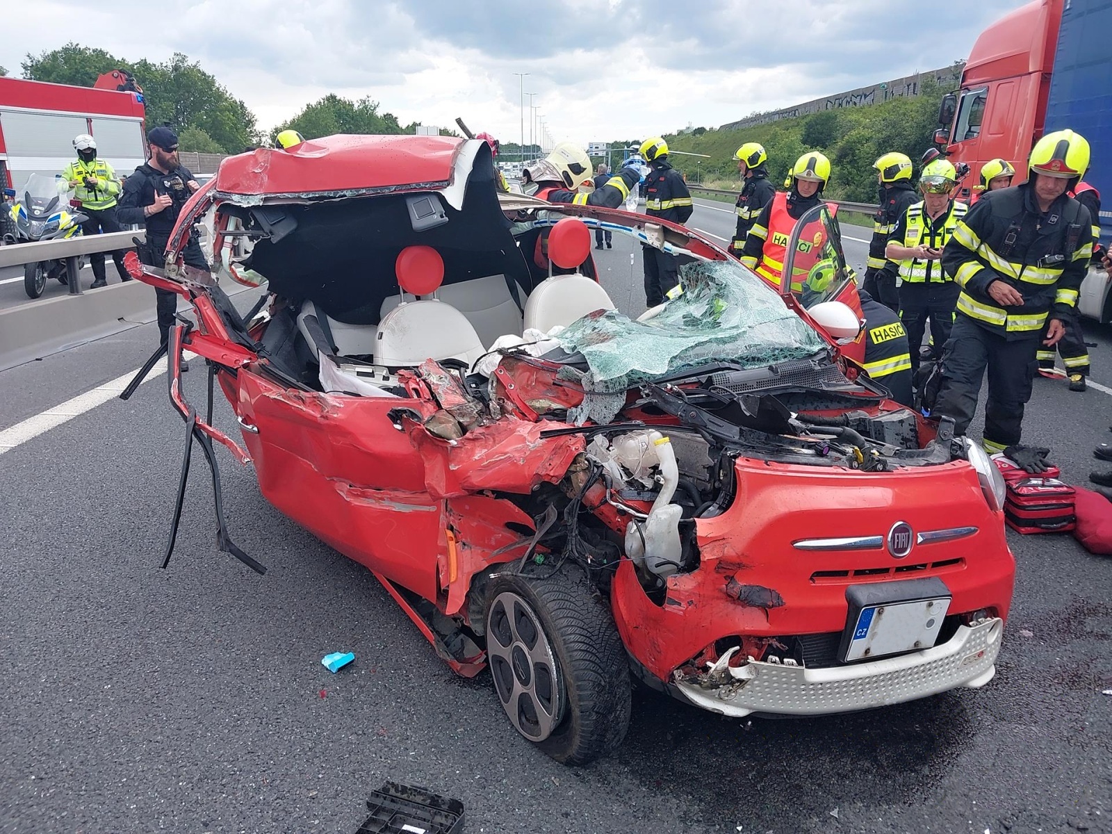 060624-Dopravní nehoda osobního automobilu na vjezdu do Prahy po dálnici D1 poblíž Újezdu u Průhonic.jpg