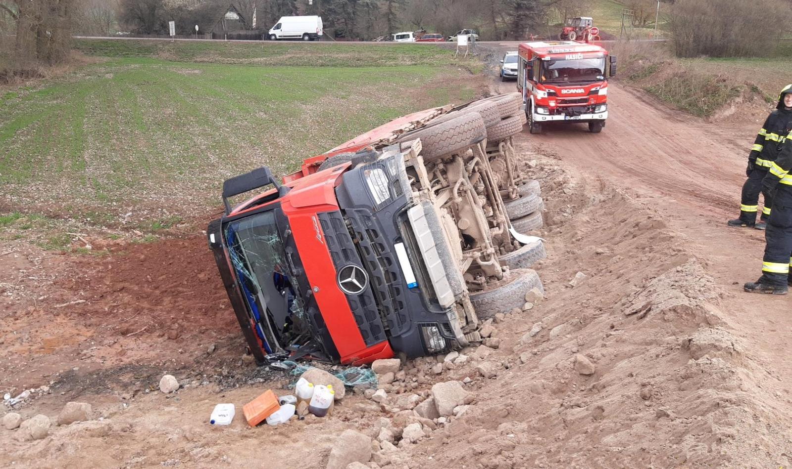 066-Převrácený nákladní automobil převážející zeminu u Krušovic na Rakovnicku.jpg