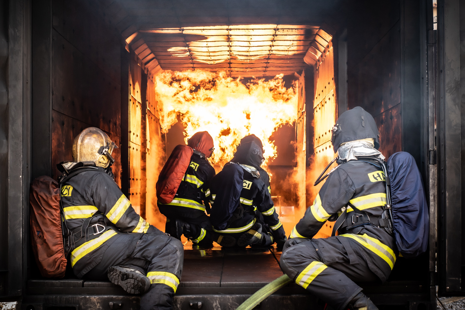 068-Výcvik středočeských hasičů v hašení požárů v uzavřených prostorech.jpg