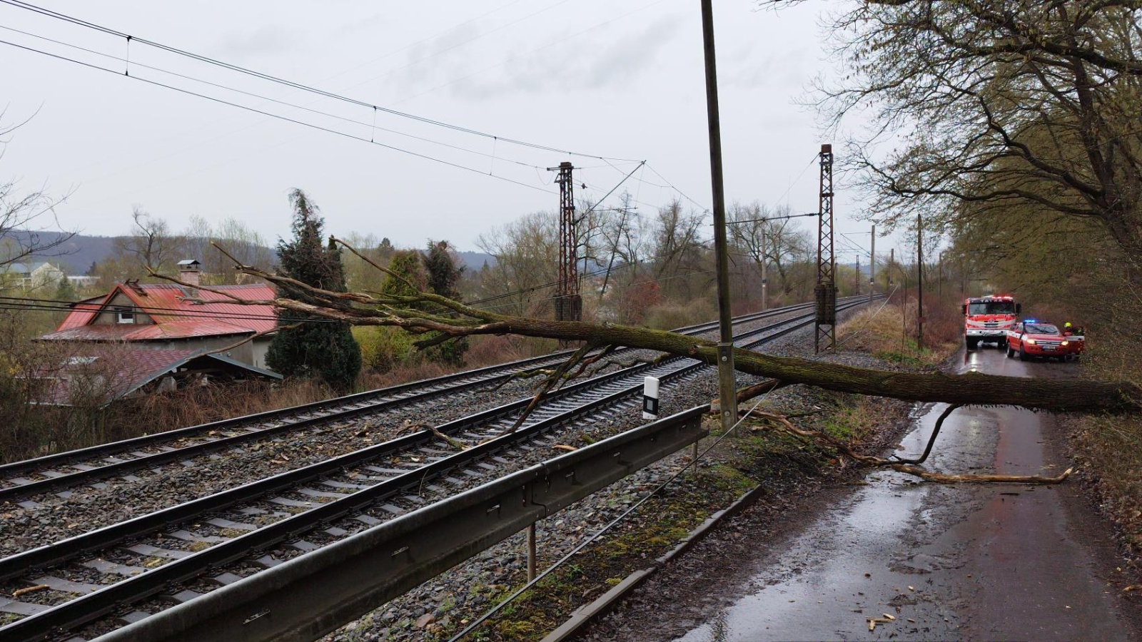070-Pád stromu do železniční trati u chatové oblasti mezi Dobřichovicemi a Řevnicemi.jpg