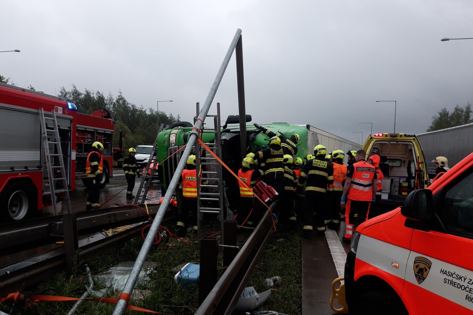 070524-Vyprošťování zaklíněného řidiče z kamionu převráceného ve středových svodidlech na Pražském okruhu poblíž 2. kilometru u Hodkovic.jpg