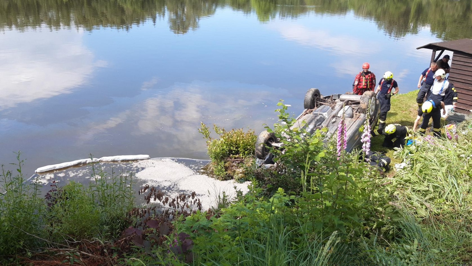 070624-Havárie osobního vozidla s únikem ropných látek na hladinu Panského rybníka u obce Hodkov na Kutnohorsku.jpg