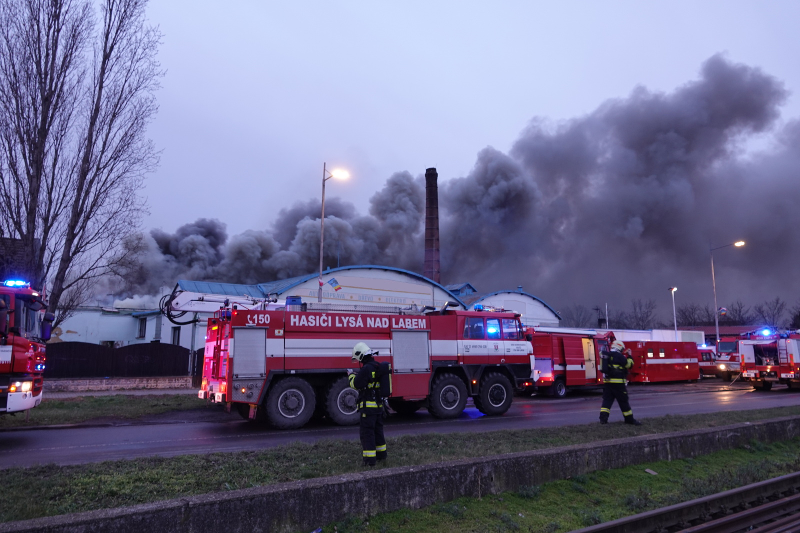 072-Požár firmy na zpracování dřeva a výrobu nábytku v Čelákovicích4.JPG