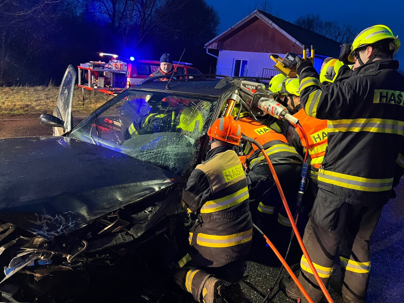 080224-Vyprošťování zaklíněného řidiče po střetu dvou osobních automobilů u Březnice na Příbramsku.jpeg