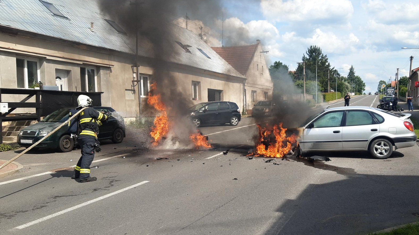 080624-Požár osobního auta a motocyklu po střetu na staré karlovarské silnici v Tuchlovicích na Kladensku.jpg