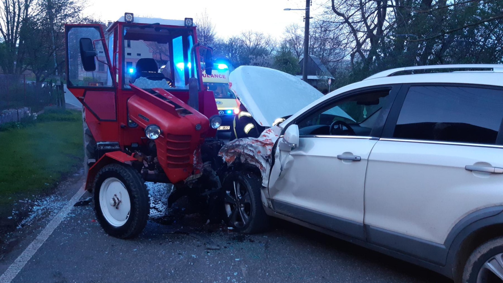 083-Střet osobního vozidla s traktorem v obci Košice na Kutnohorsku.jpg