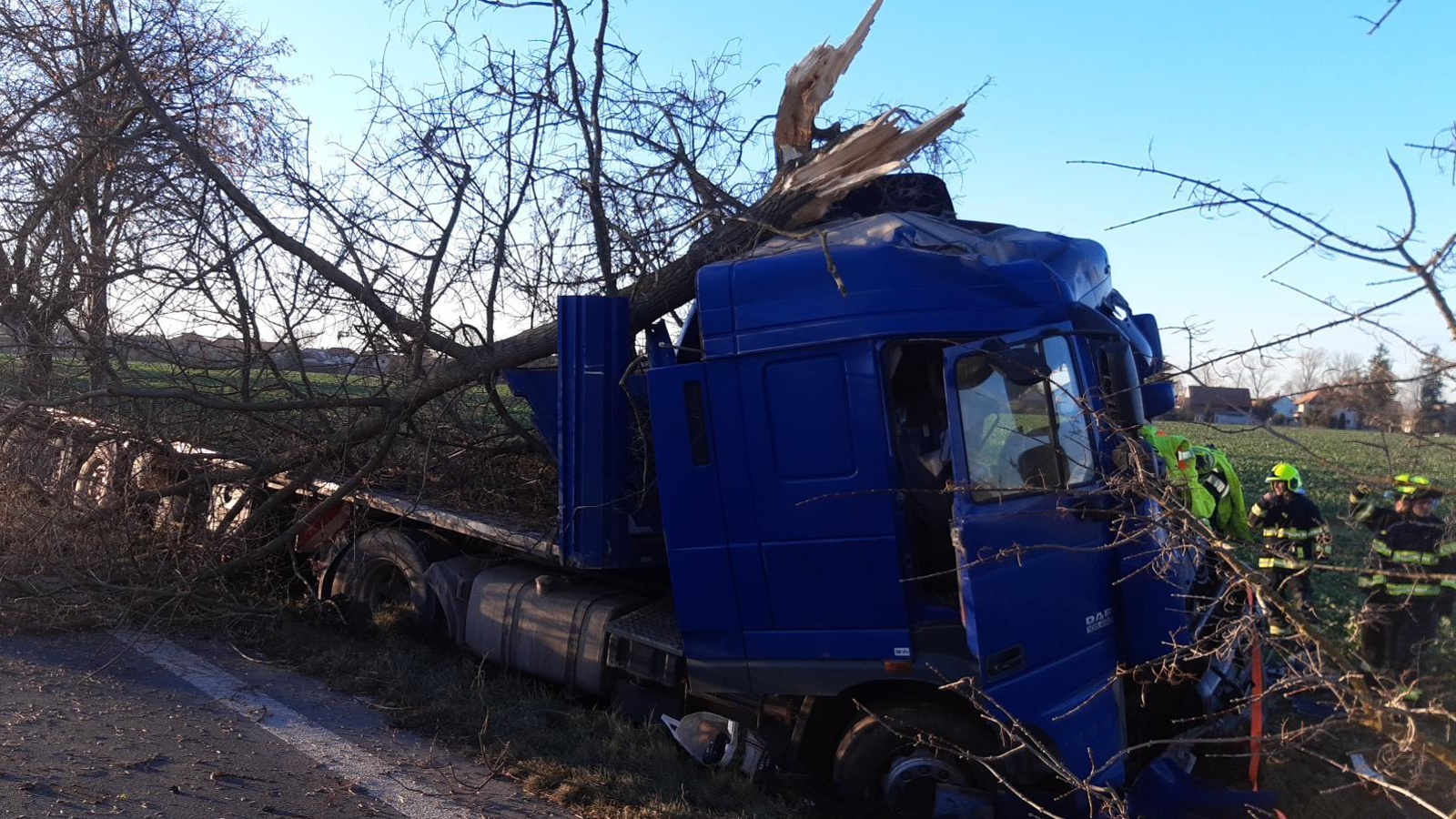 087-Havárie kamionu na silnici č. 17 mezi Čáslaví a obcí Vrdy.jpg