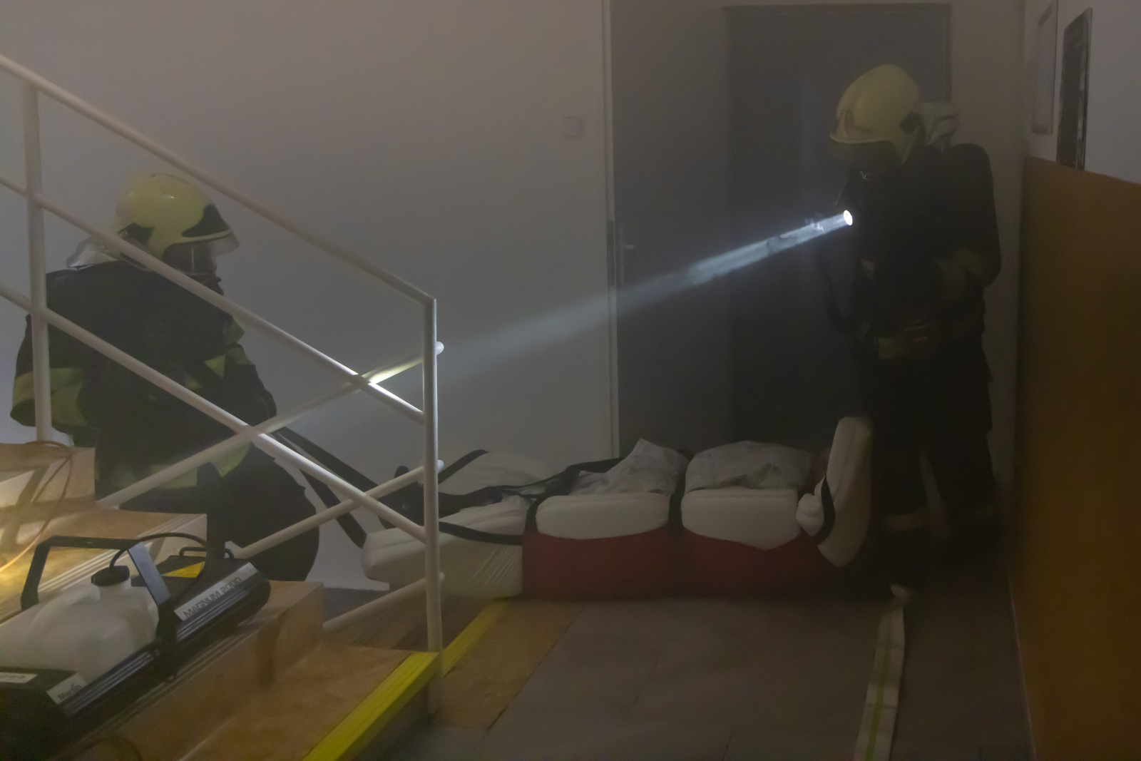 090-Evakuace imobilních pacientů při cvičném požáru v říčanské nemocnici.jpg