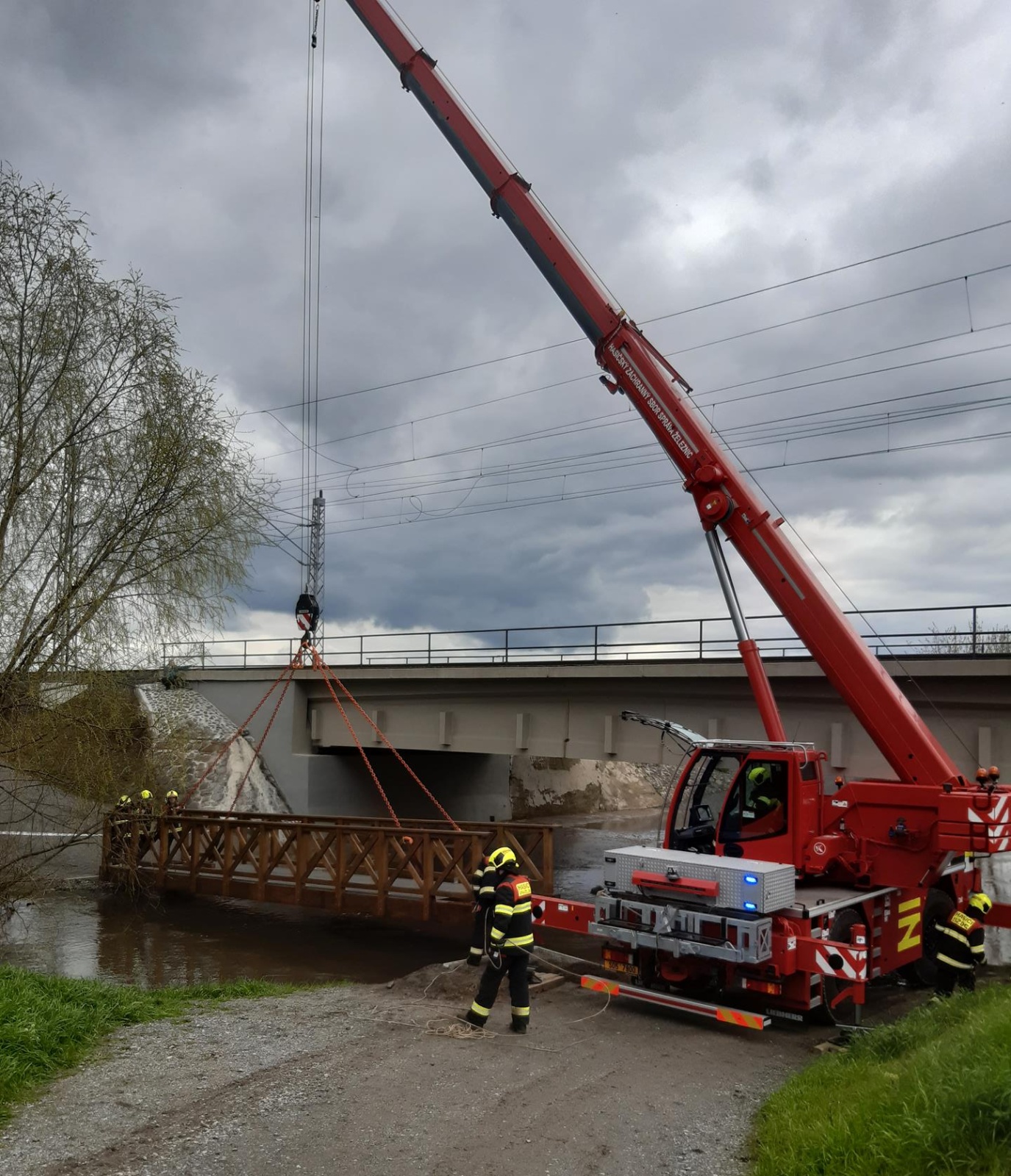 091-Odstraňování lávky hrozící stržením nad rozvodněnou říčkou Výrovkou u Peček na Kolínsku.jpg