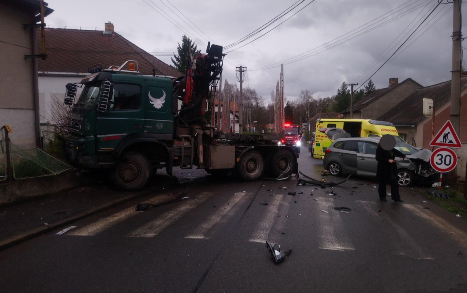 099-Srážka nákladního automobilu s osobním na průjezdu obcí Lhota u Příbramě.jpg