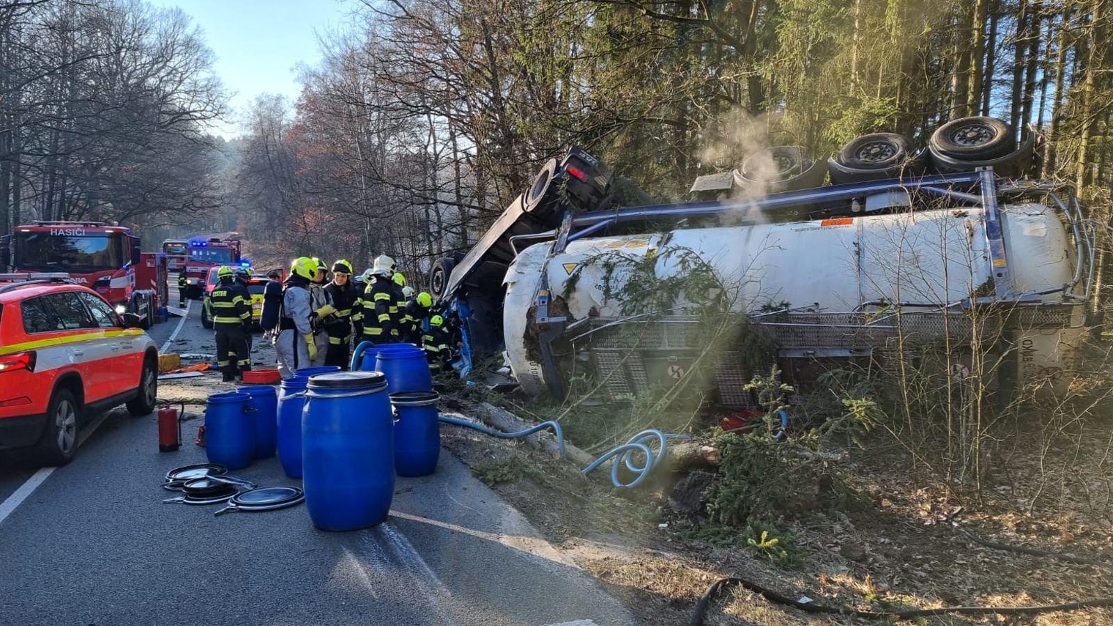 100124-Tragická nehoda cisterny s hydroxidem sodným za obcí Ruda směrem do Rakovníka.jpg