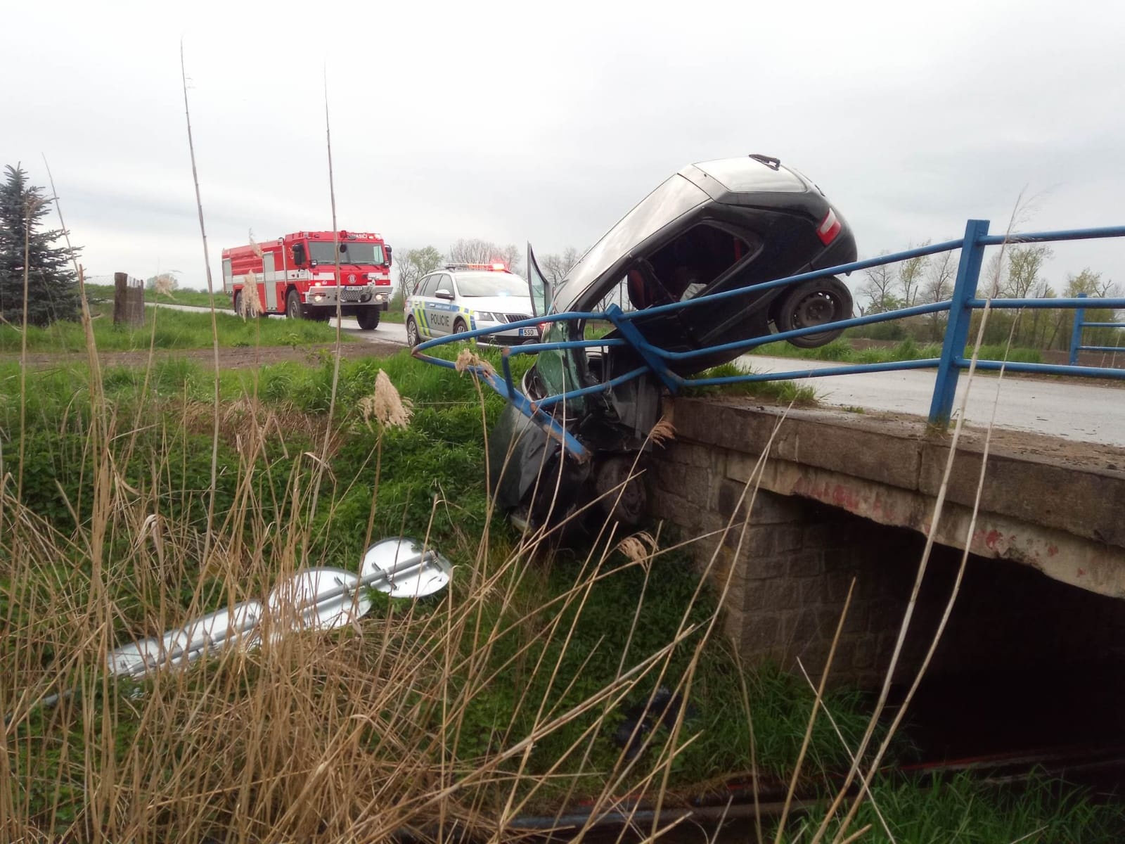 101-Havárie osobního automobilu nedaleko čáslavského letiště.jpeg