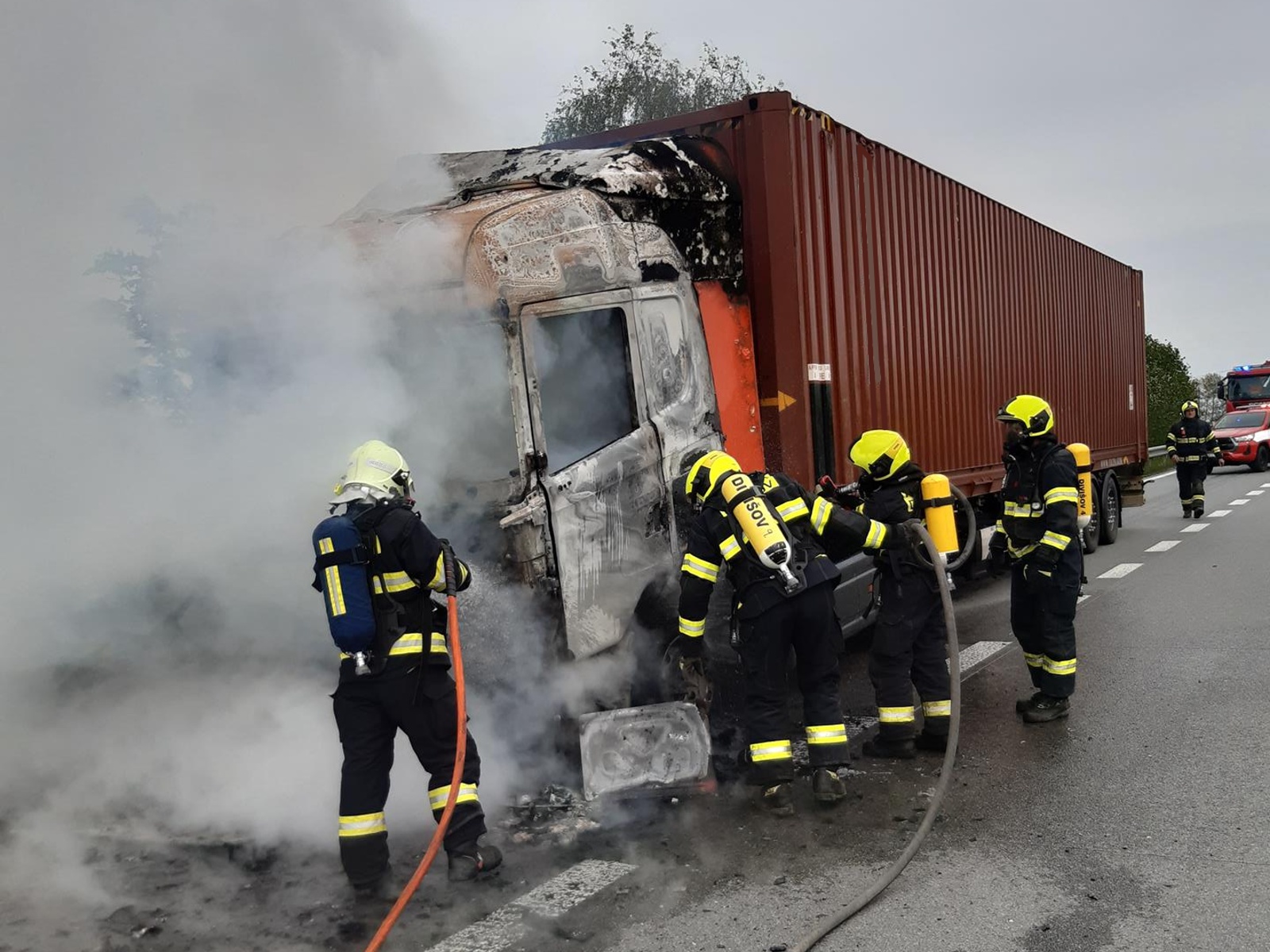 102-Požár kamionu na brněnské dálnici D1 u křižovatky Šternov na Benešovsku.jpg