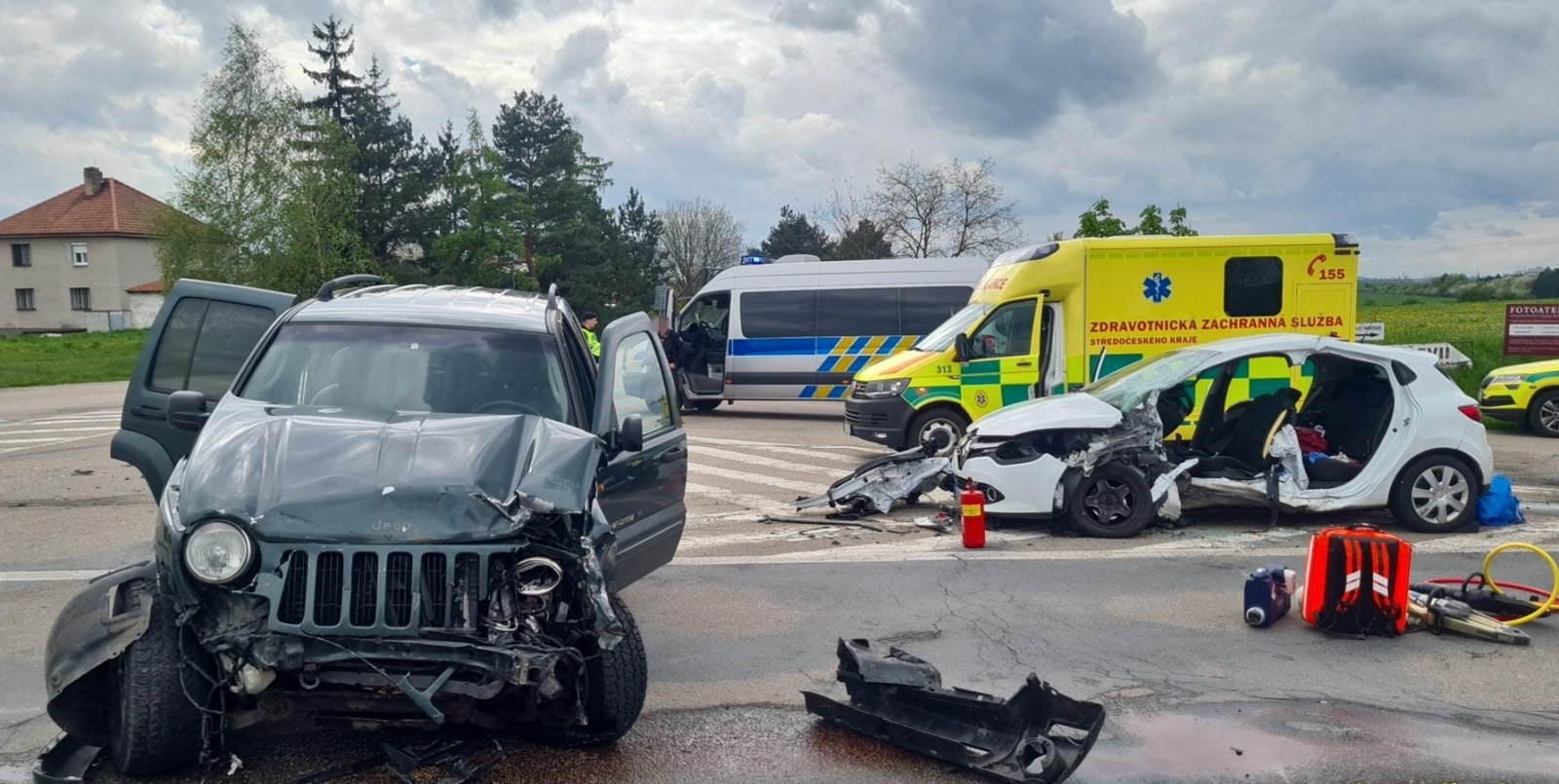 103-Tragická nehoda na silnici č. 272 v prostoru dálniční křižovatky Bříství na Nymbursku.jpg