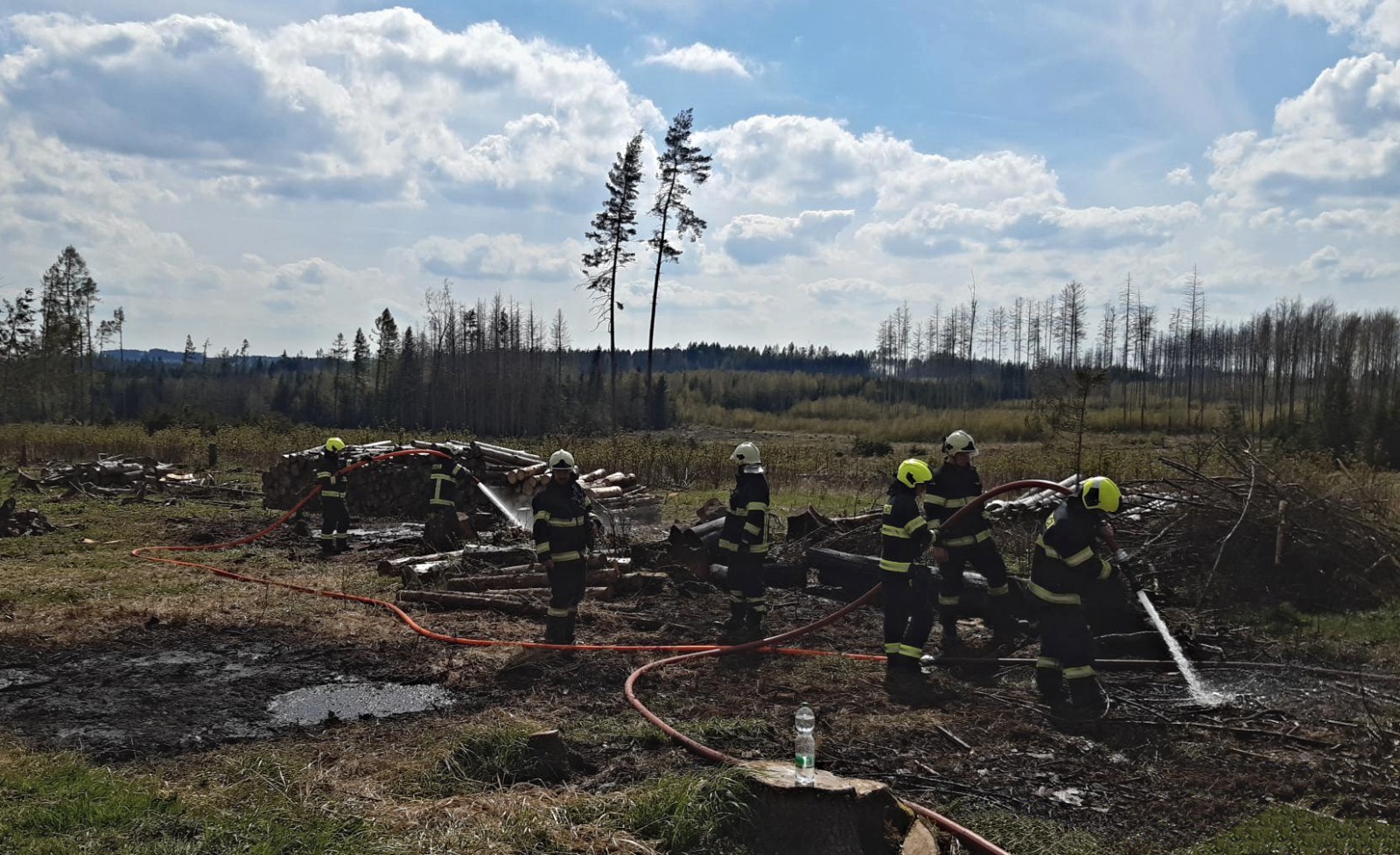 105-Likvidace požáru po neuhlídaném pálení klestí nedaleko Načeradce na Benešovsku.jpg