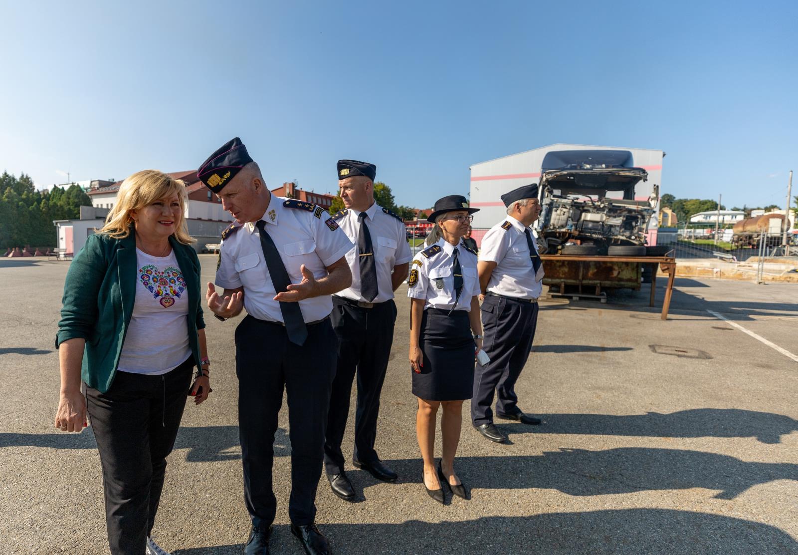 10_Ministryně financí a generální ředitel HZS ČR  na prohlídce areálu ŠVZ v Brně.jpg