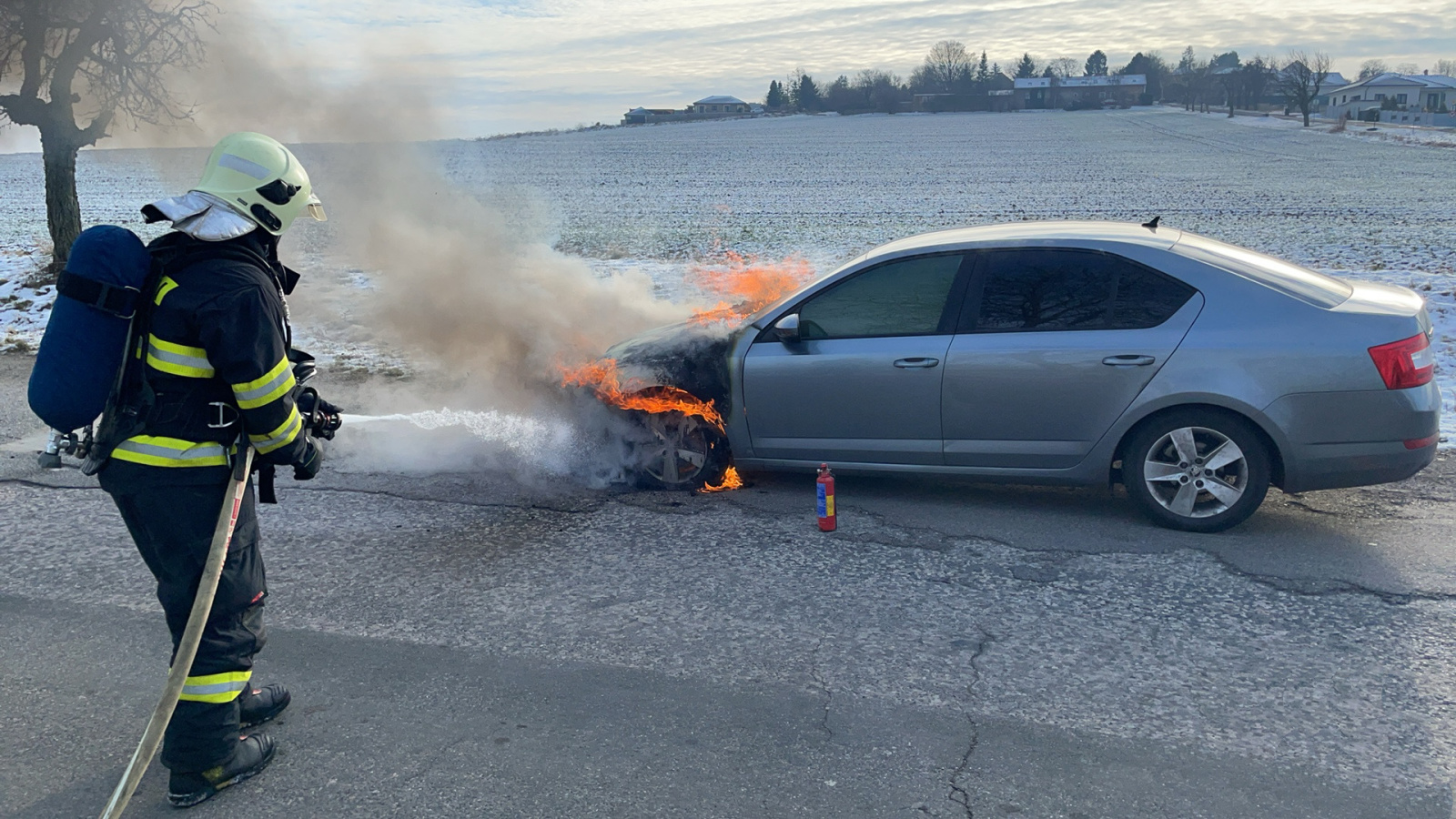 110124-Požár osobního vozidla na obočce z kolínské silnice č. 12 k obci Kamhajek.jpg