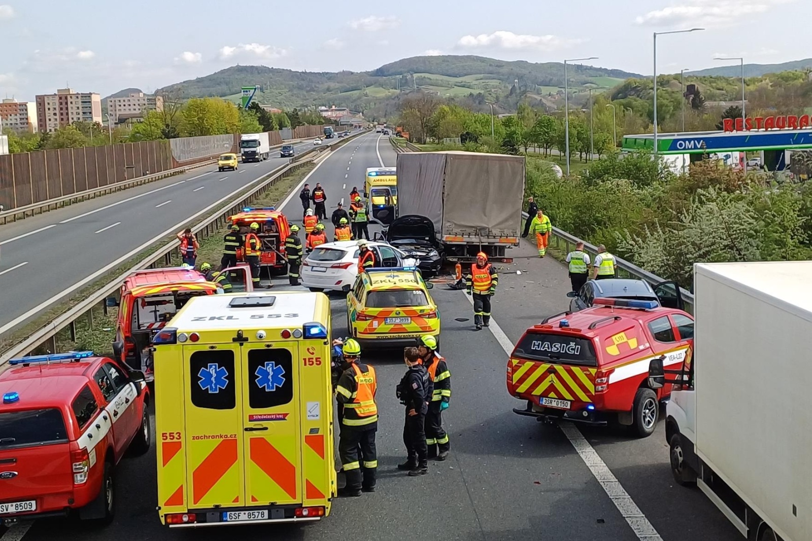 110424-Hromadná nehoda čtyř osobních a jednoho nákladního vozidla na plzeňské dálnici D5 u Berouna ve směru do Prahy.jpg