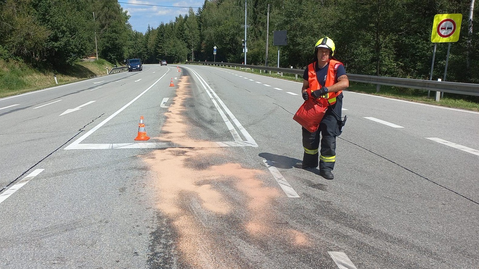 115-Zasypávání olejové skvrny po technické závadě nákladního automobilu na silnici č. 3 poblíž Votic.jpg