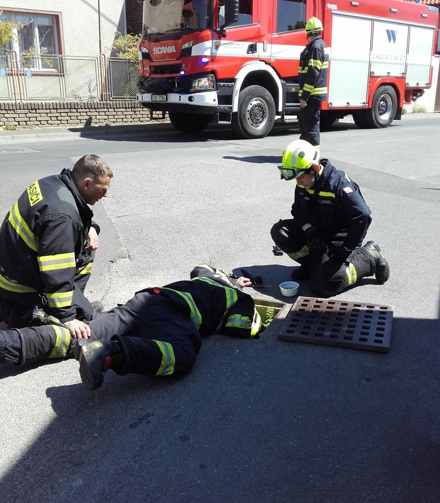 118-Záchrana kotěte z kanalizace v obci Neuměřice na Kladensku.jpg