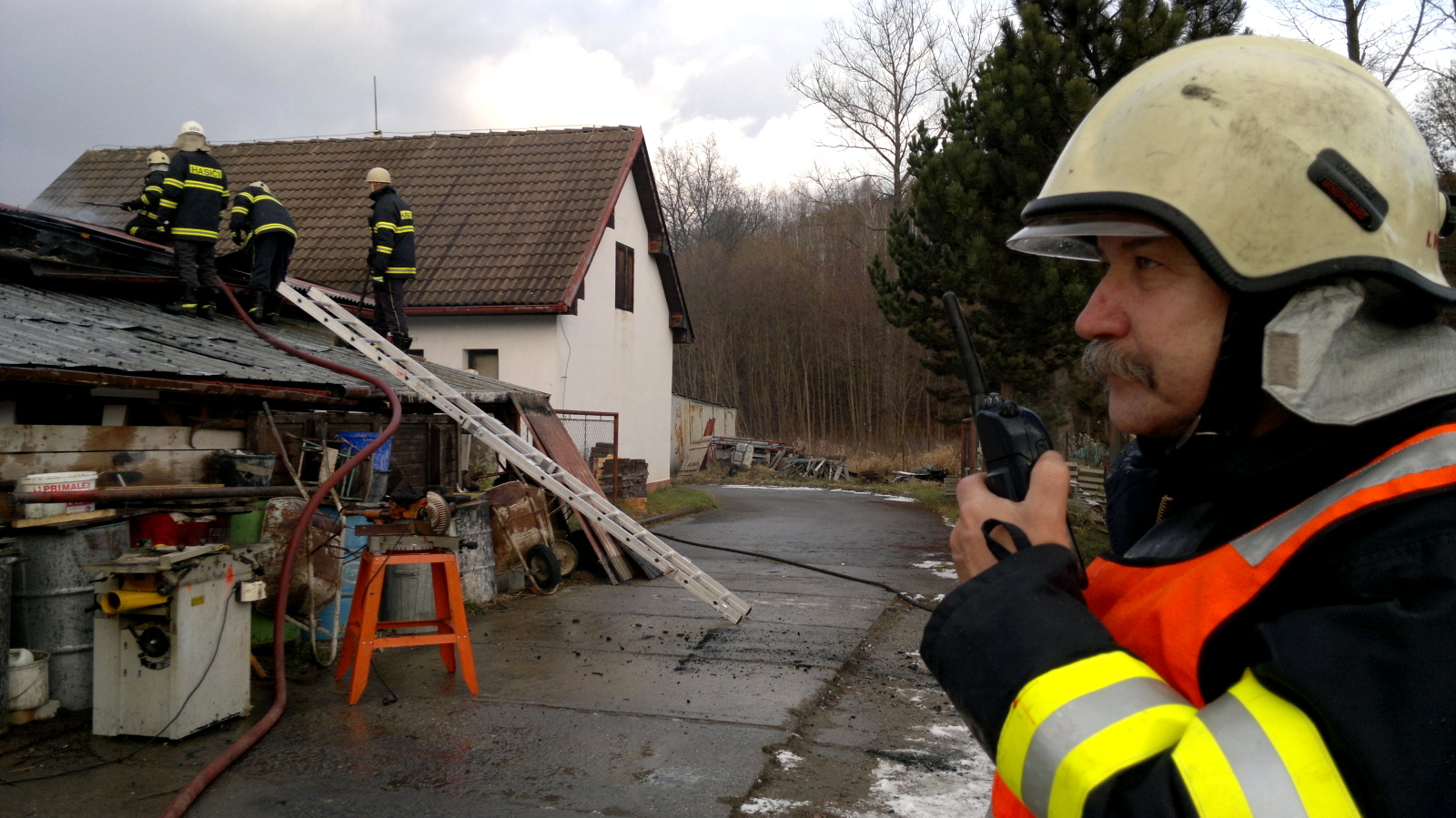 12 20121210-požár truhlárny Kájov_25.jpg