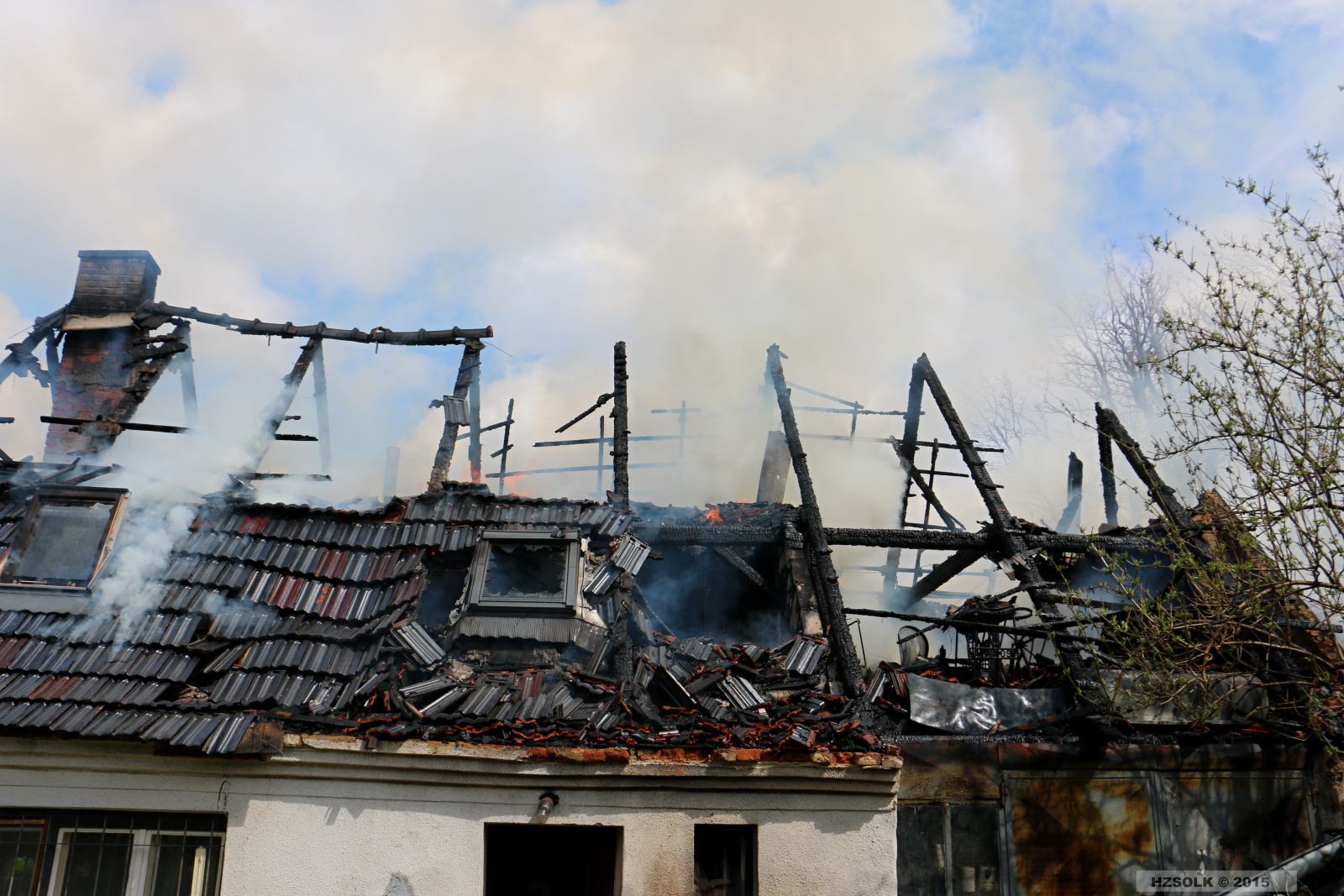 12 P_NB_26-4-2015 požár RD Nové Valteřice (2).JPG