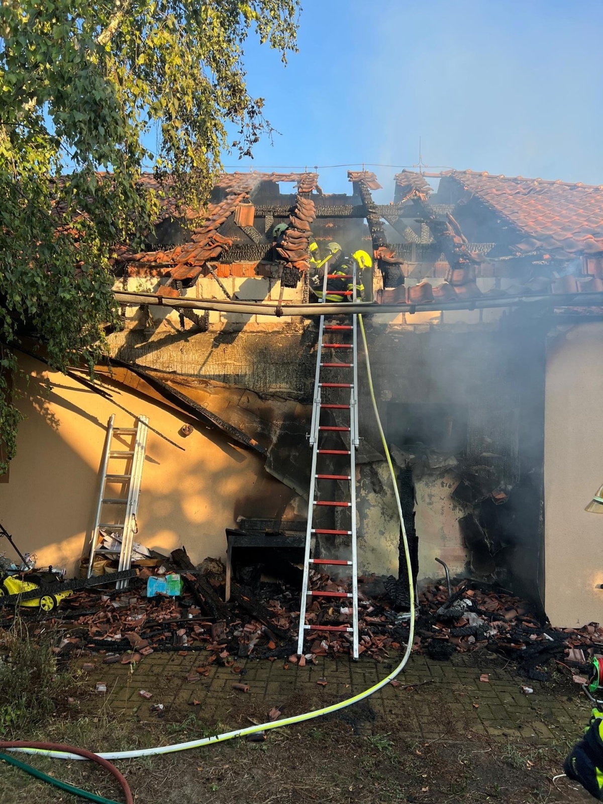 129-Požár rodinného domu ve Všetatech na Mělnicku se škodou za jeden a půl milionu korun.jpg