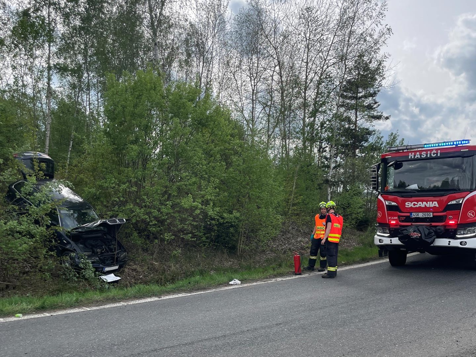 140424-Havárie osobního automobilu na sjezdové větvi v prostoru exitu SKALKA na 41. kilometru dálnice D4 u Příbrami.jpg