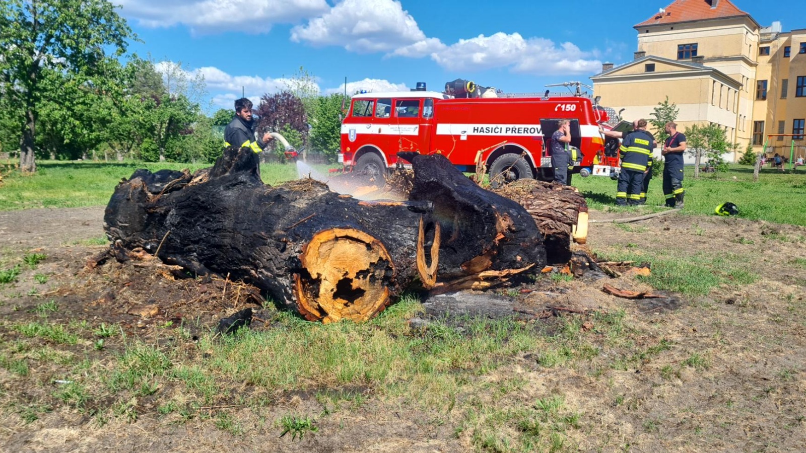 140524-Požár obrovských zbytků starého uschlého stromu na školní zahradě v Přerově nad Labem v okrese Nymburk.jpg