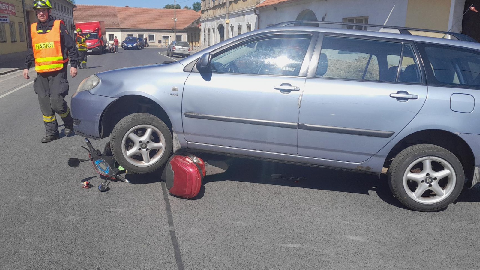 143-Dopravní nehoda na průjezdu Lochovicemi nedaleko Hořovic.jpg