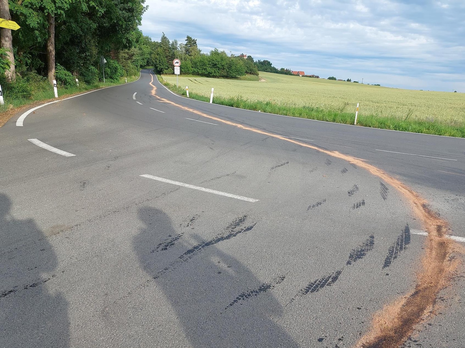 150624-Zasypání dlouhé skvrny od ropných látek na silnici mezi Mělníkem a místní částí Chloumek.jpg