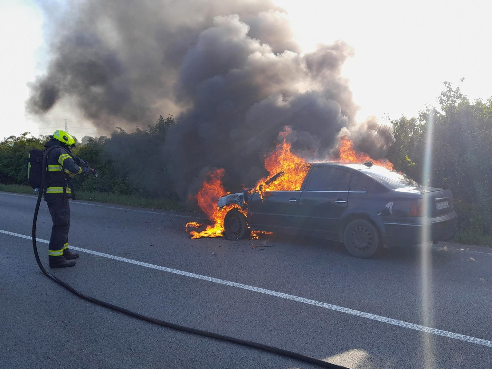 153-Požár osobního automobilu na silnici mezi Kolínem a Ovčáry.jpg