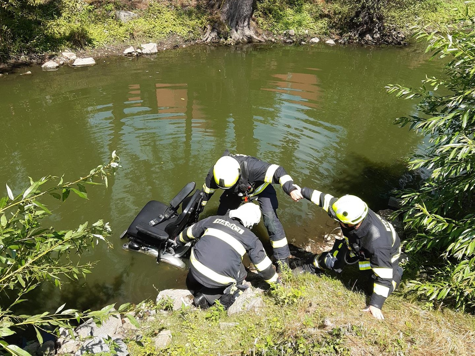 156-Záchrana invalidního vozíku z potoka u hotelu na Konopišti.jpg