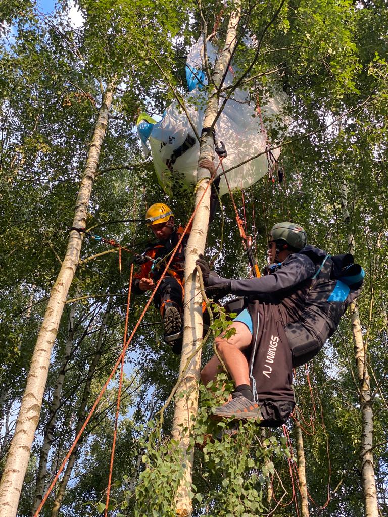 15_ÚLK_záchrana paraglidisty.jpg