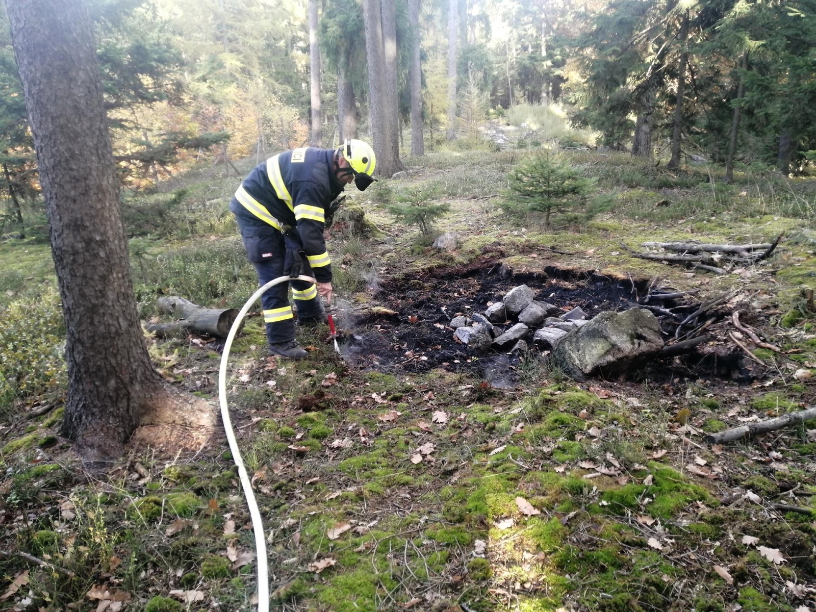 160-Požár od nedohašeného ohniště poblíž Pilské nádrže v CHKO Brdy.jpg