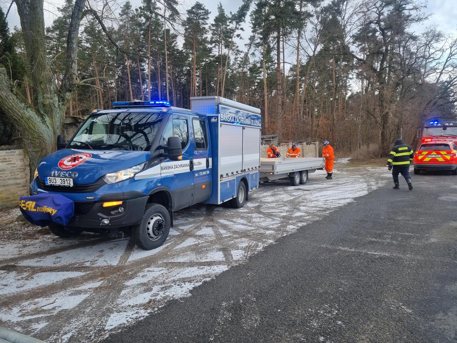 160124-Spolupráce s báňskými záchranáři při náhlém hlubokém propadu zeminy na hřbitově u obce Žilina na Kladensku.jpg