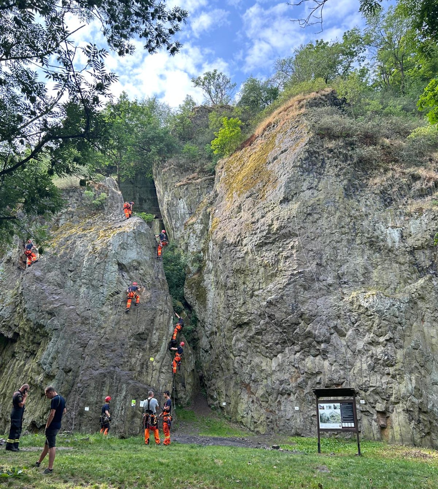 163-Výcvik kladenských lezců na Slánské hoře .jpeg