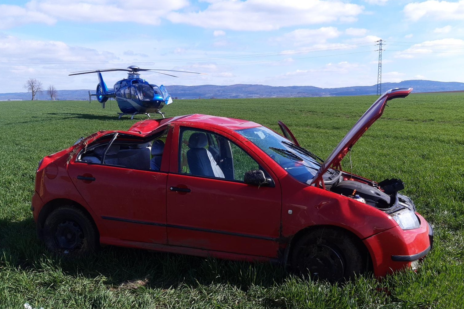 170324-Havárie osobního automobilu za obcí Lochovice ve směru k Neumětelům na Berounsku.jpg