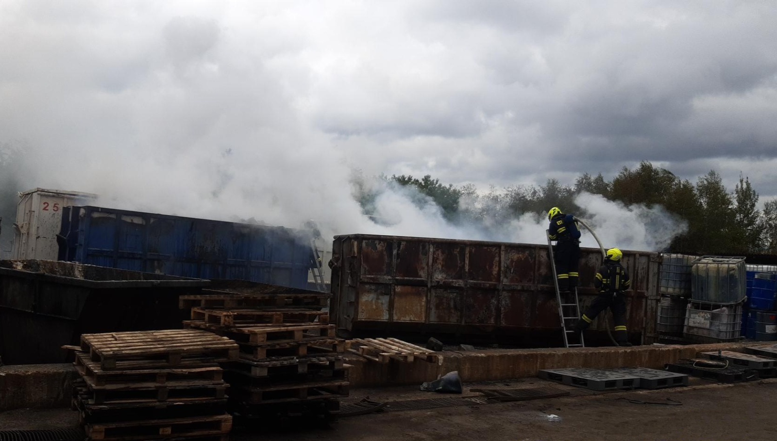 177-Požár kontejnerů s nebezpečným odpadem ve firmě na recyklaci surovin u Mníšku pod Brdy.jpg