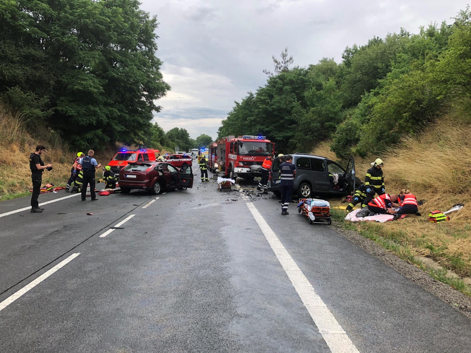 178-Čelní střet dvou vozidel se čtyřmi těžce zraněnými na silnici č. 3 u Bystřice na Benešovsku.jpg