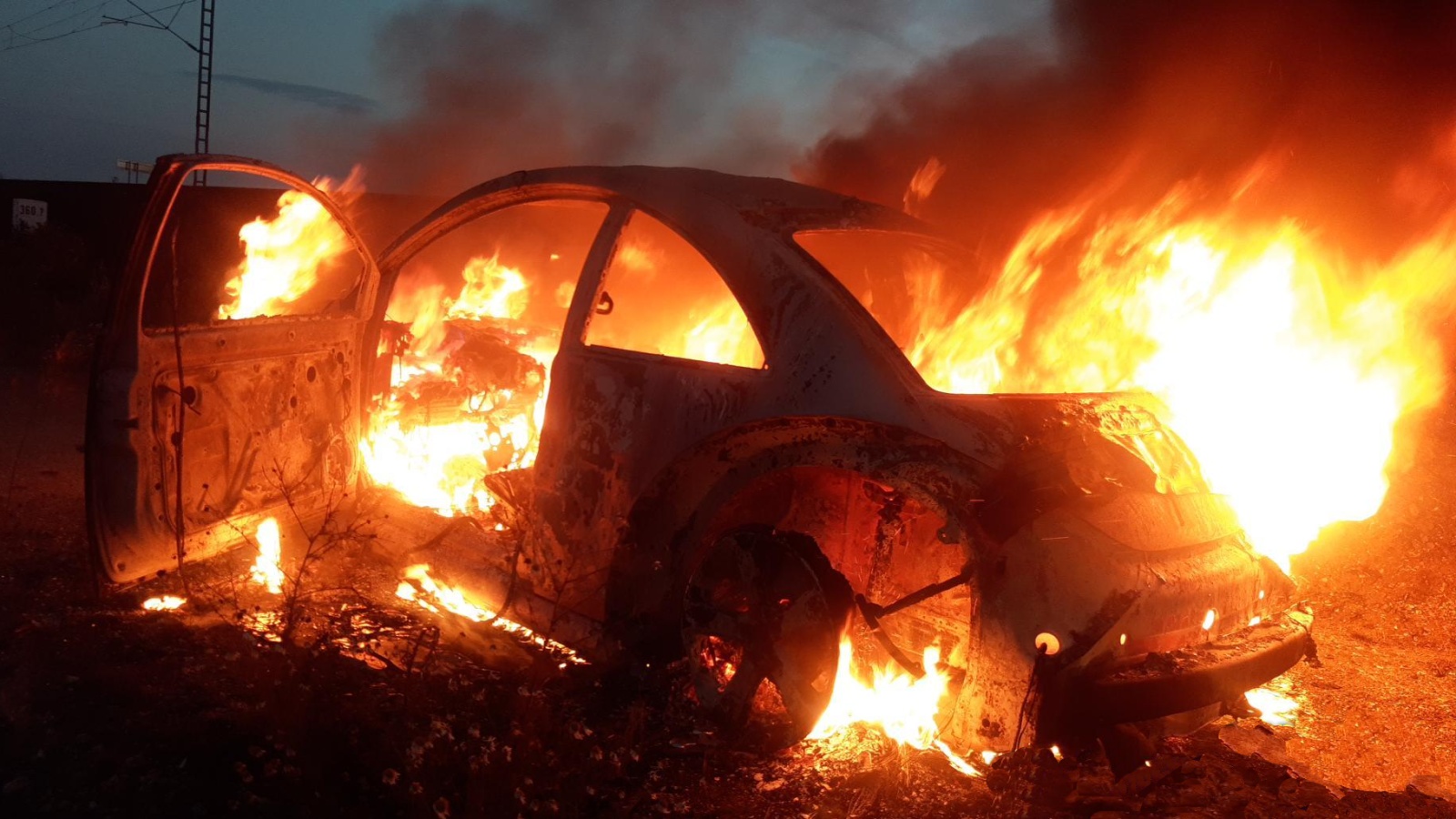 179-Požár osobního automobilu na polní cestě vedle železniční trati u Cerhenic na Kolínsku.jpg