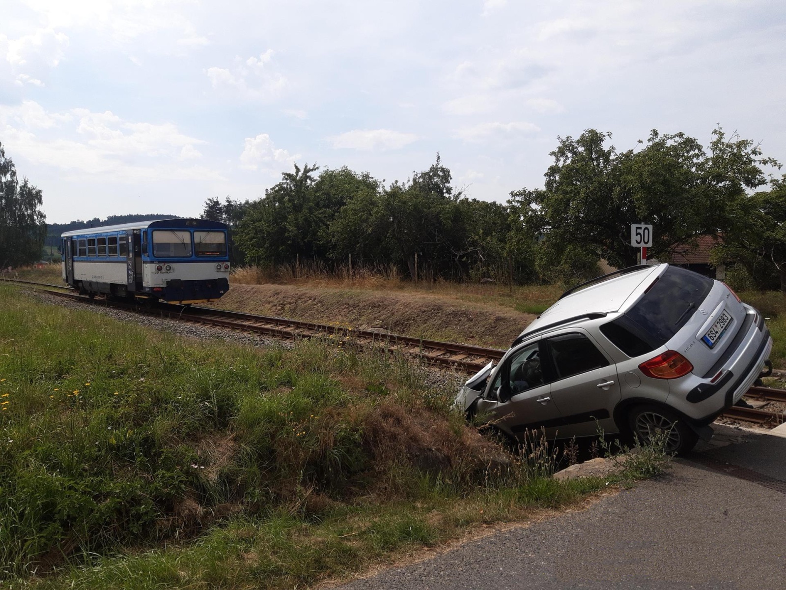 187-Dopravní nehoda na železničním přejezdu u stanice Kosova Hora na Příbramsku.jpg