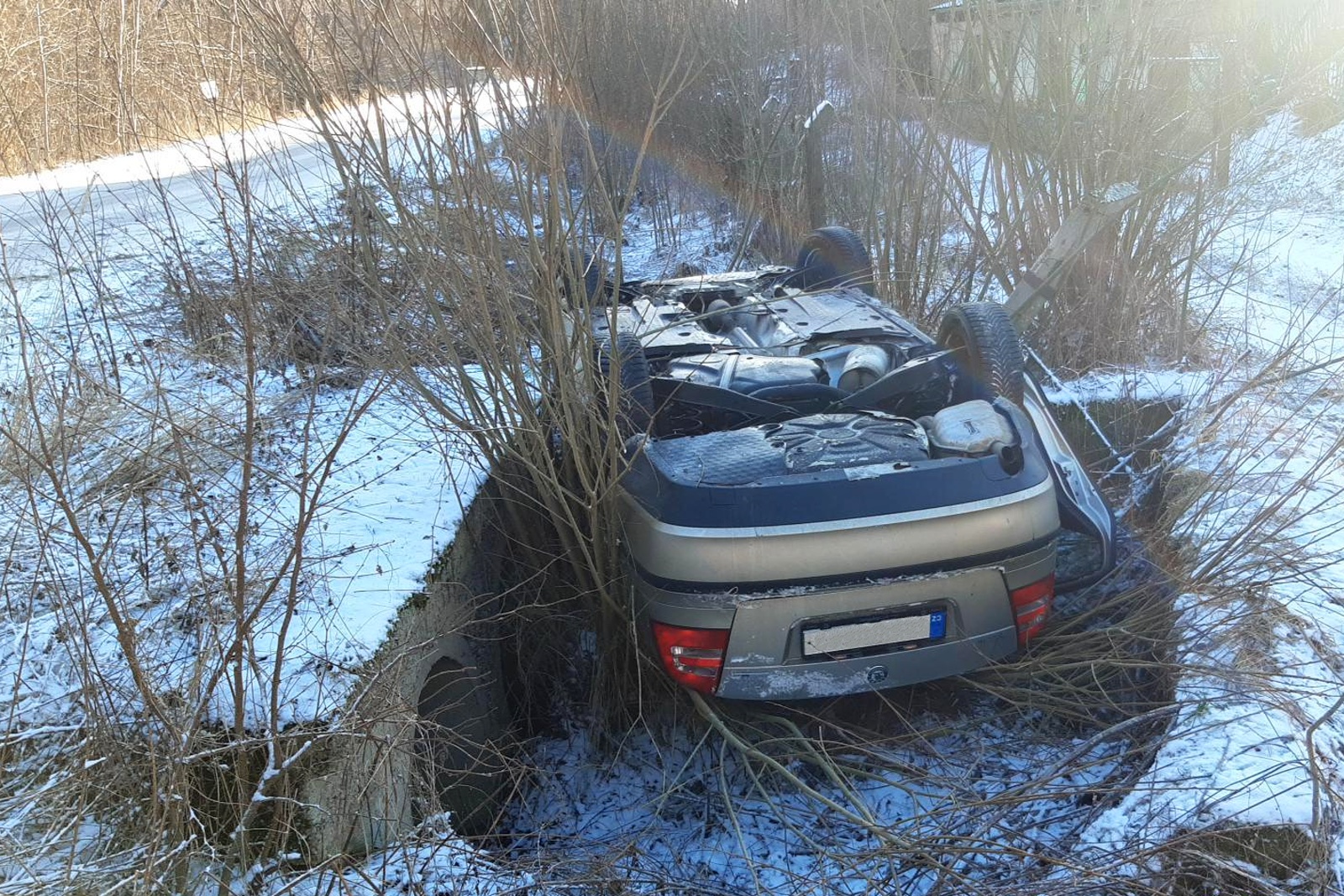 190124-Dopravní nehoda osobního automobilu u vlakového nádraží v Trhovém Štěpánově na Benešovsku.jpg