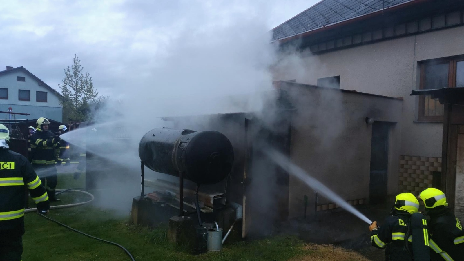 190424-Požár přístavby garáže s tlakovými lahvemi u rodinného domu v Křečkově na Poděbradsku.jpg