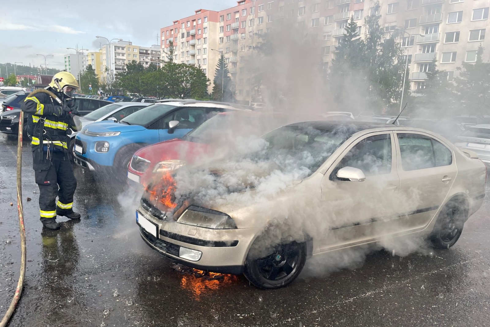 190524-Požár osobního automobilu na parkovišti v Havlíčkově ulici v Mladé Boleslavi.jpg